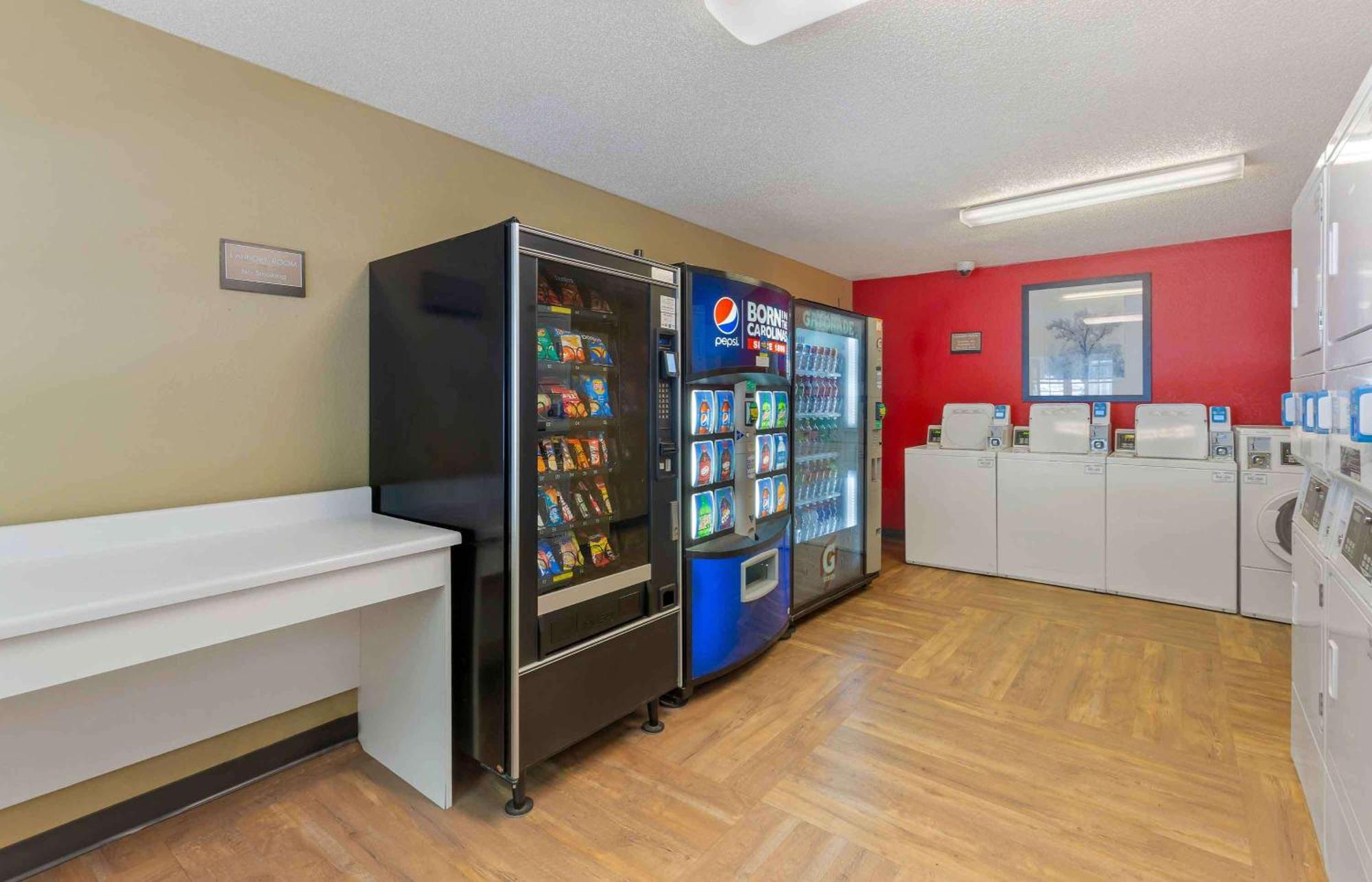 Extended Stay America Select Suites - Greensboro - Wendover Ave - Big Tree Way Bagian luar foto