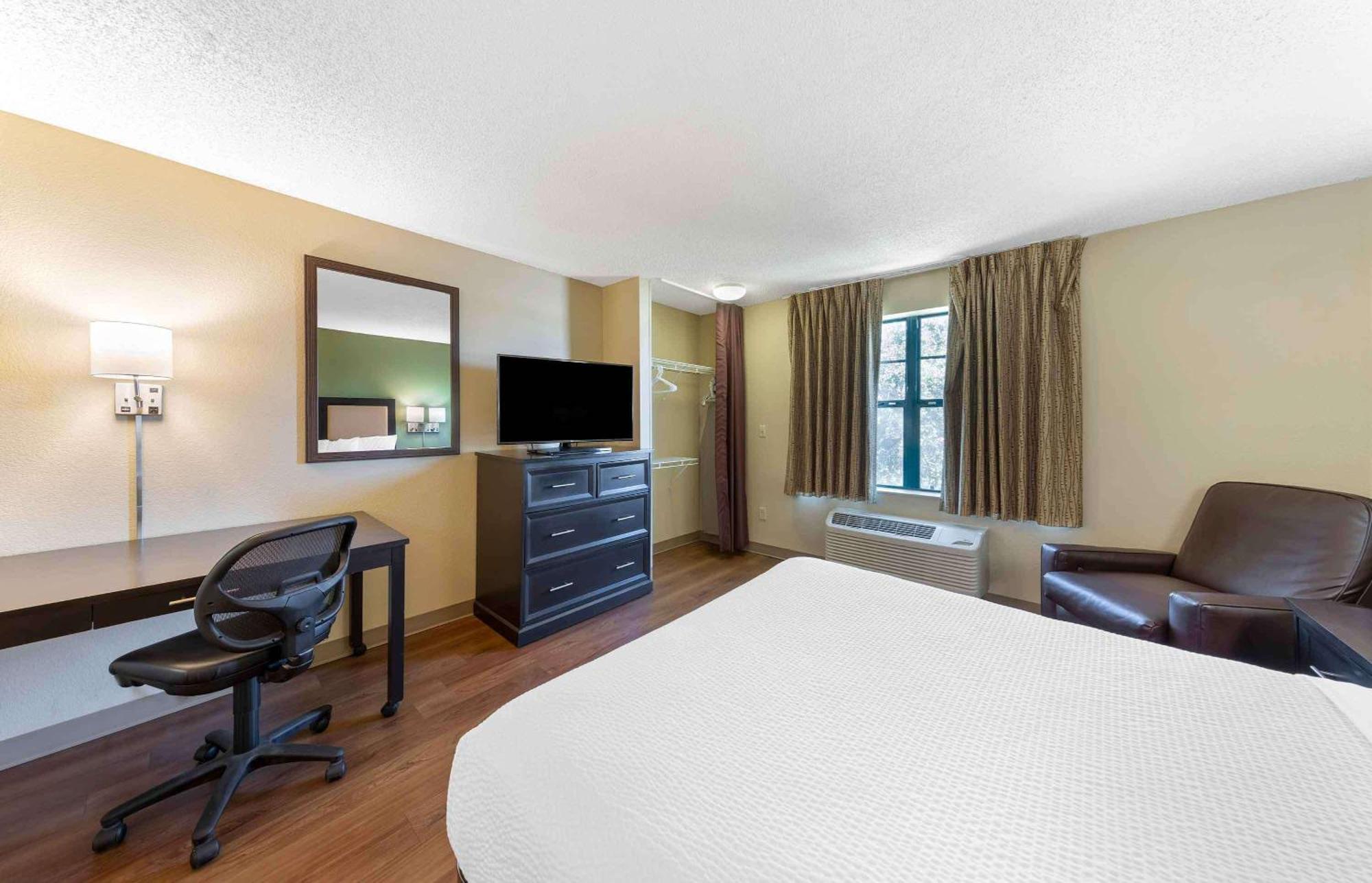 Extended Stay America Select Suites - Greensboro - Wendover Ave - Big Tree Way Bagian luar foto