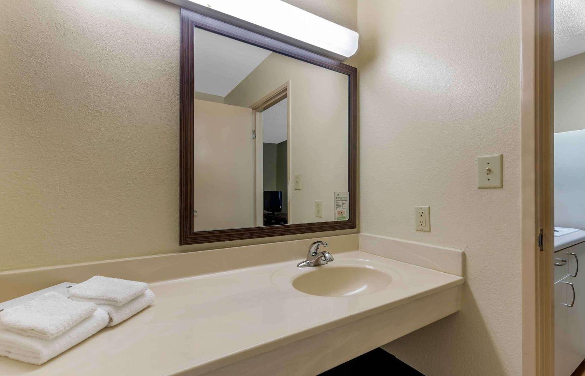 Extended Stay America Select Suites - Greensboro - Wendover Ave - Big Tree Way Bagian luar foto
