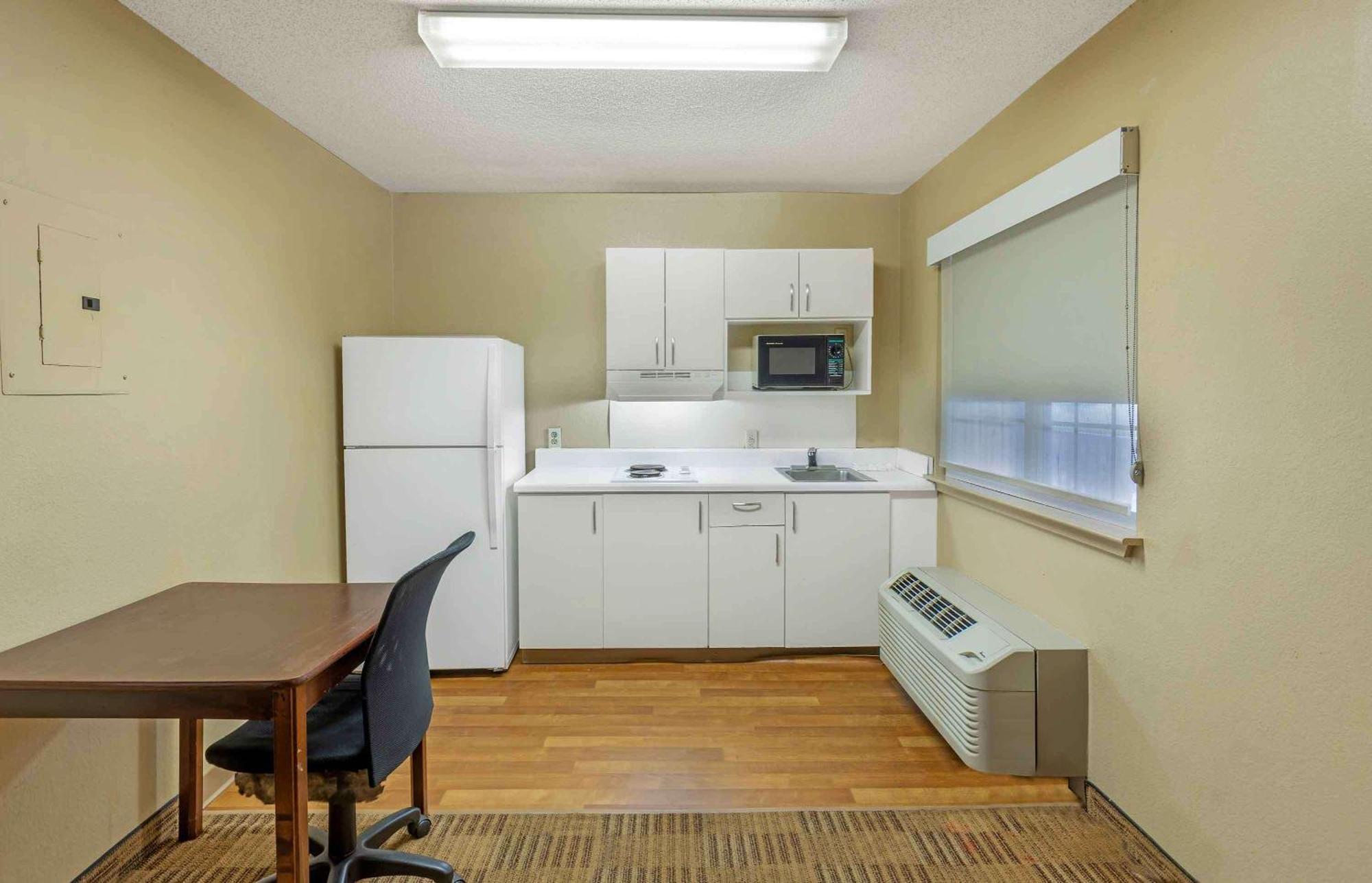 Extended Stay America Select Suites - Greensboro - Wendover Ave - Big Tree Way Bagian luar foto