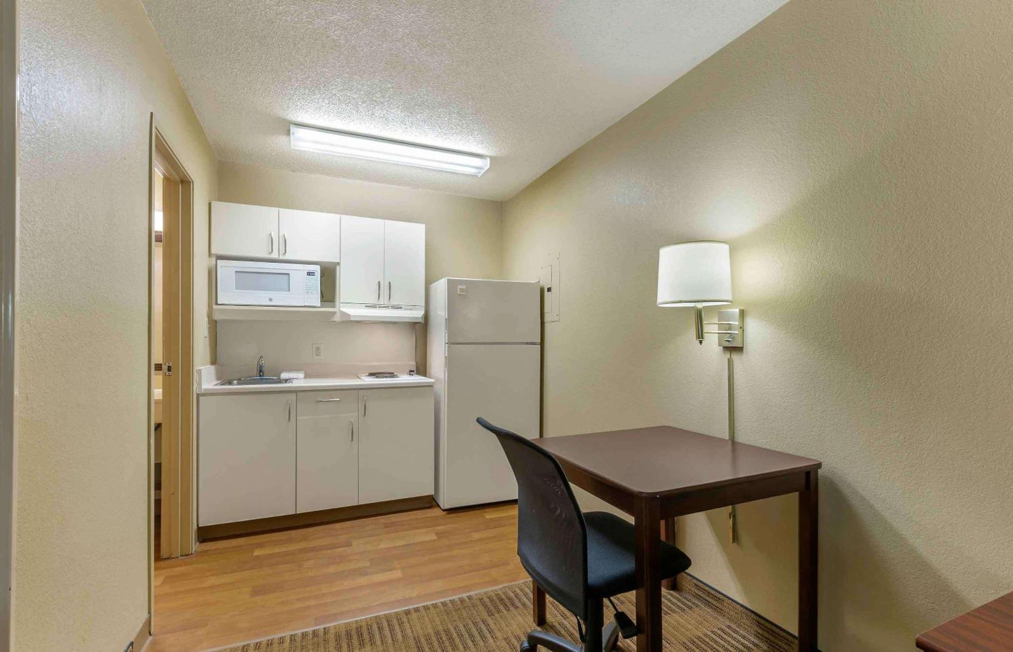 Extended Stay America Select Suites - Greensboro - Wendover Ave - Big Tree Way Bagian luar foto