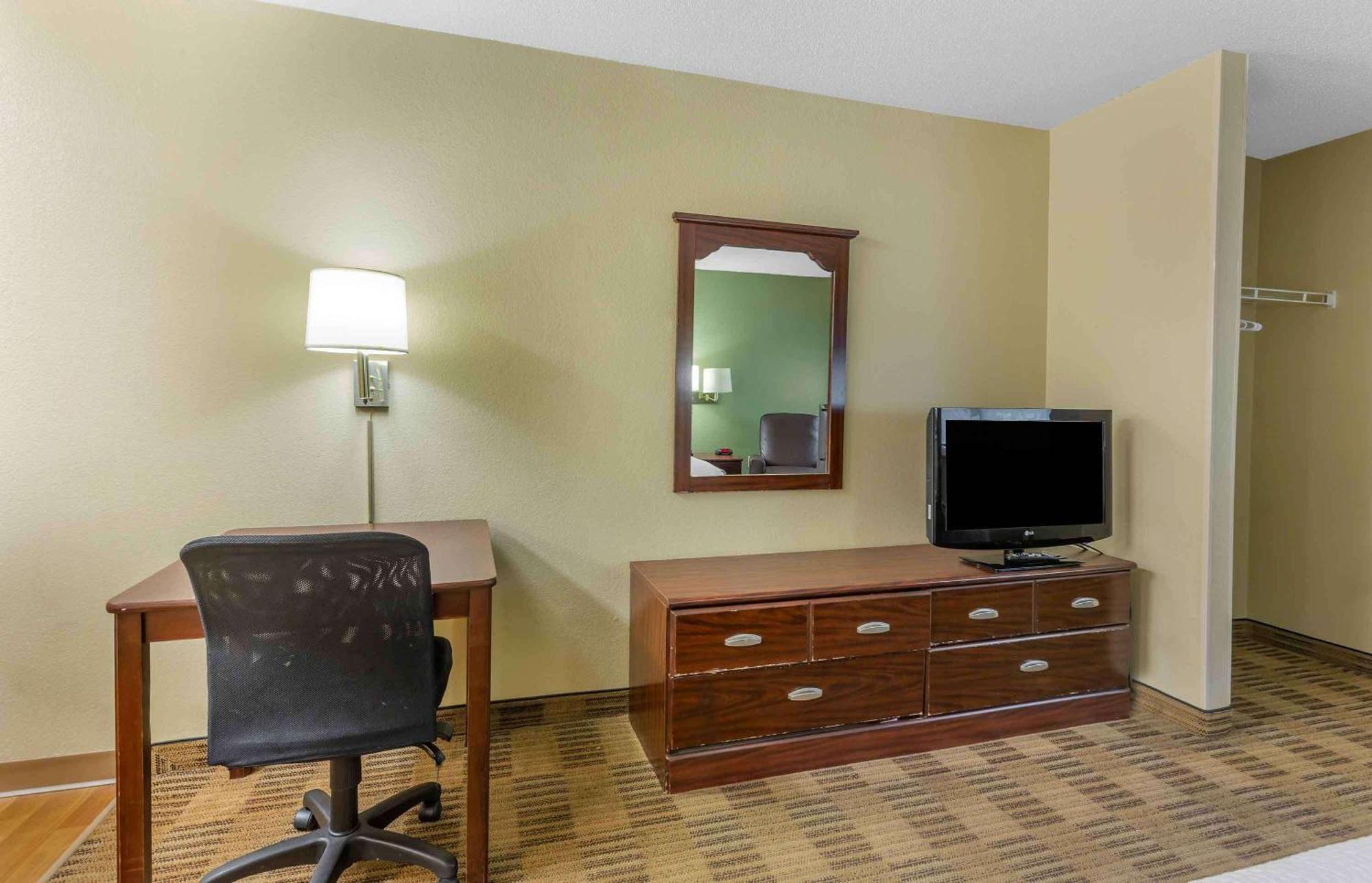 Extended Stay America Select Suites - Greensboro - Wendover Ave - Big Tree Way Bagian luar foto