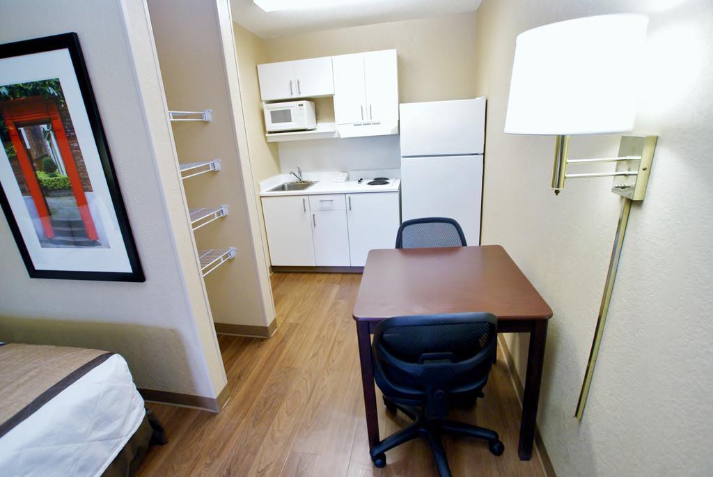 Extended Stay America Select Suites - Greensboro - Wendover Ave - Big Tree Way Bagian luar foto